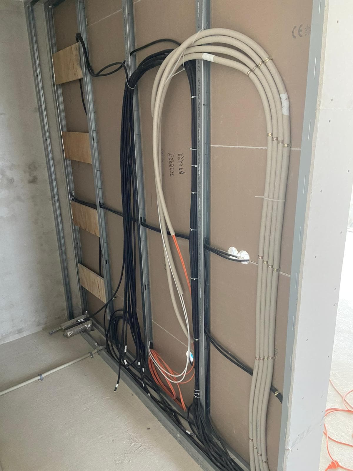 Montaza i kabliranje ormara